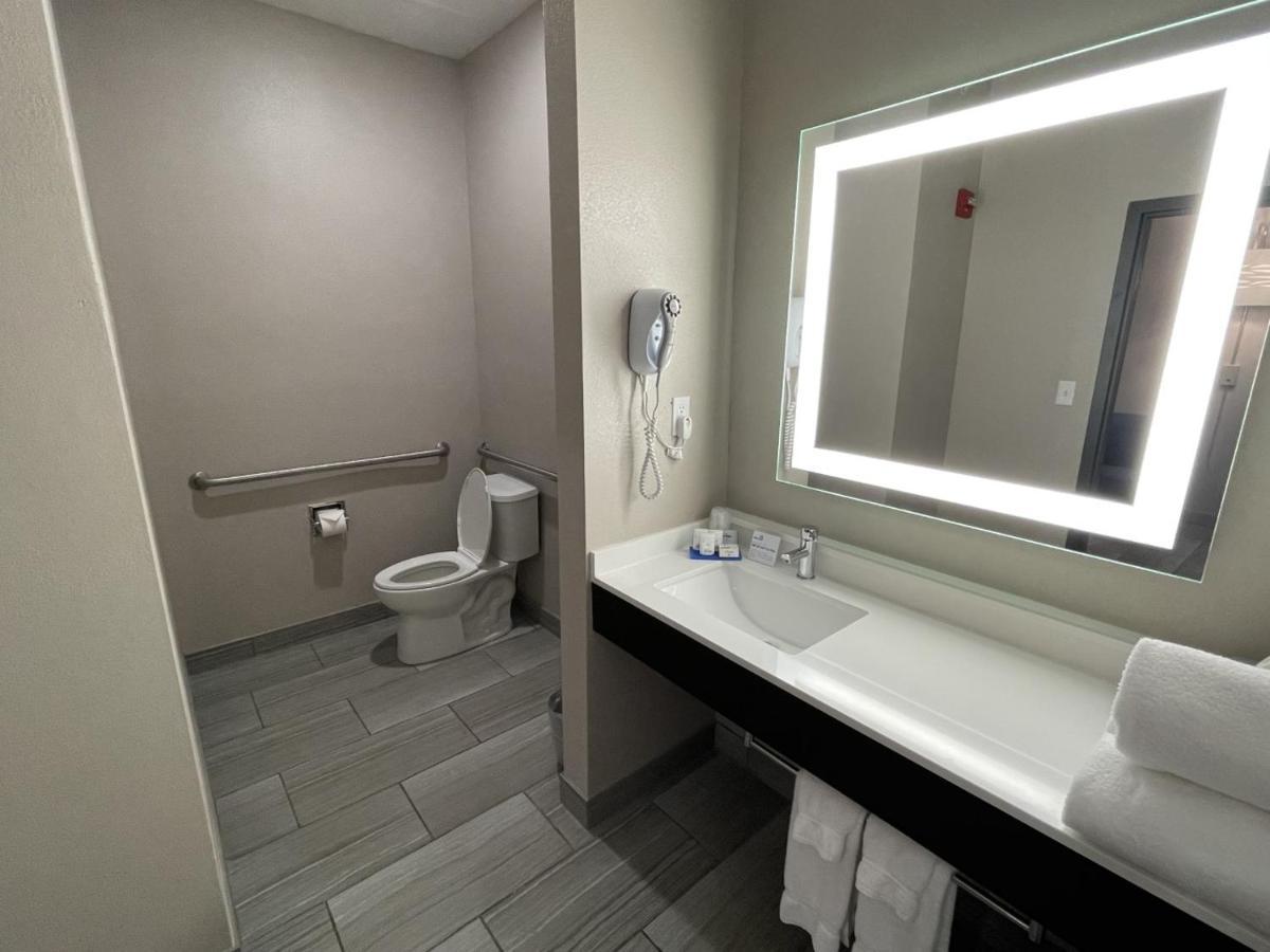 Holiday Inn Express Hotel And Suites Ada By Ihg Esterno foto