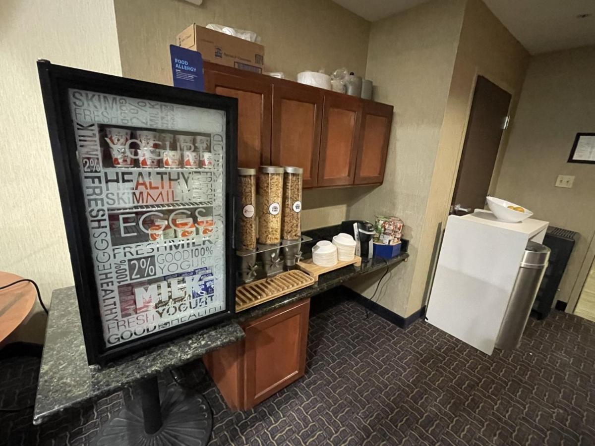 Holiday Inn Express Hotel And Suites Ada By Ihg Esterno foto