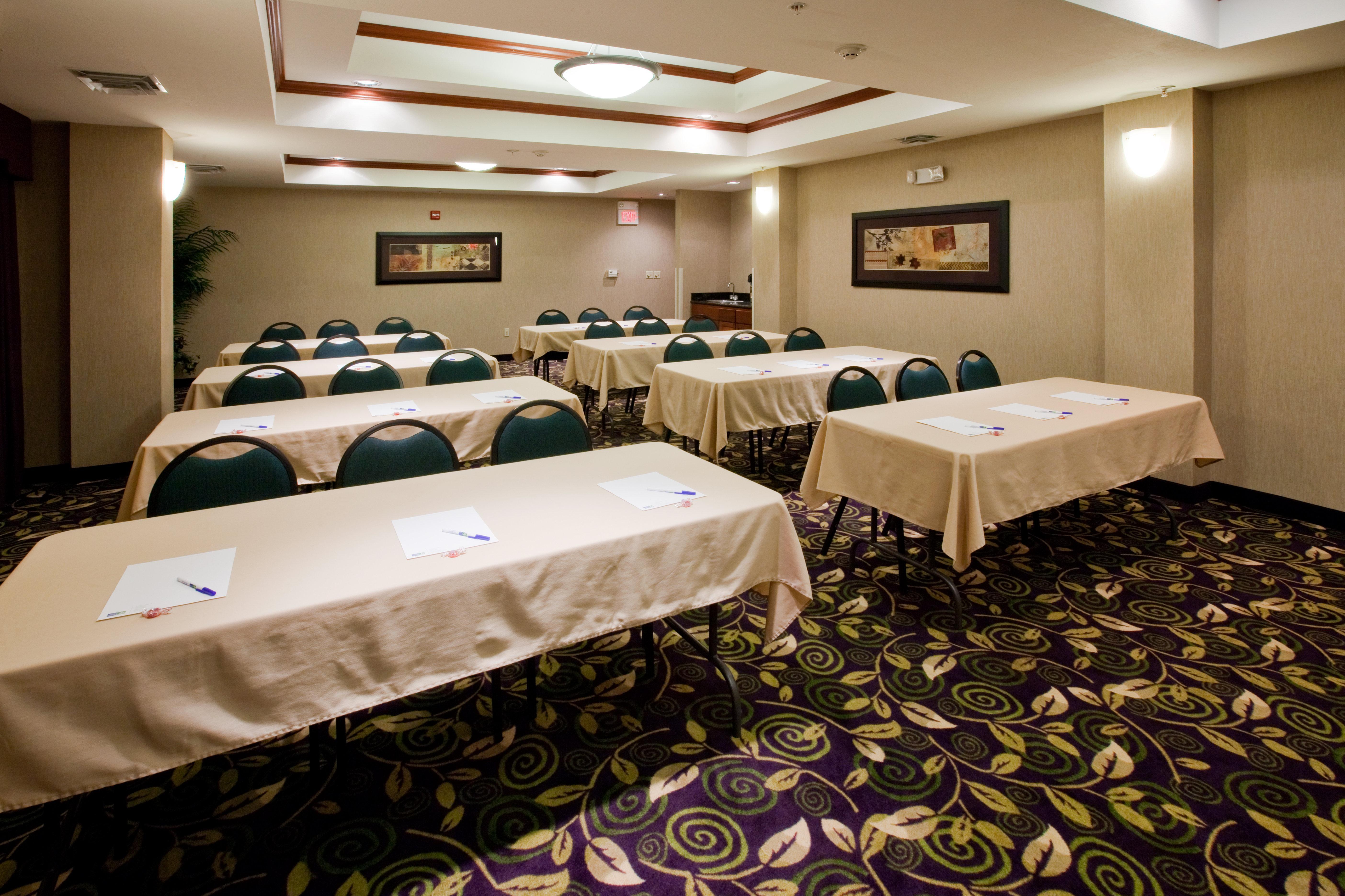 Holiday Inn Express Hotel And Suites Ada By Ihg Esterno foto